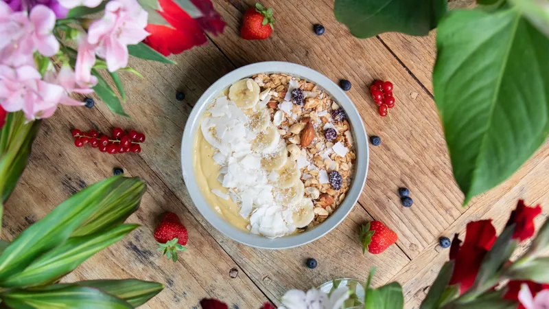 Smoothie-Bowl mit Früchten und Granola von oben fotografiert