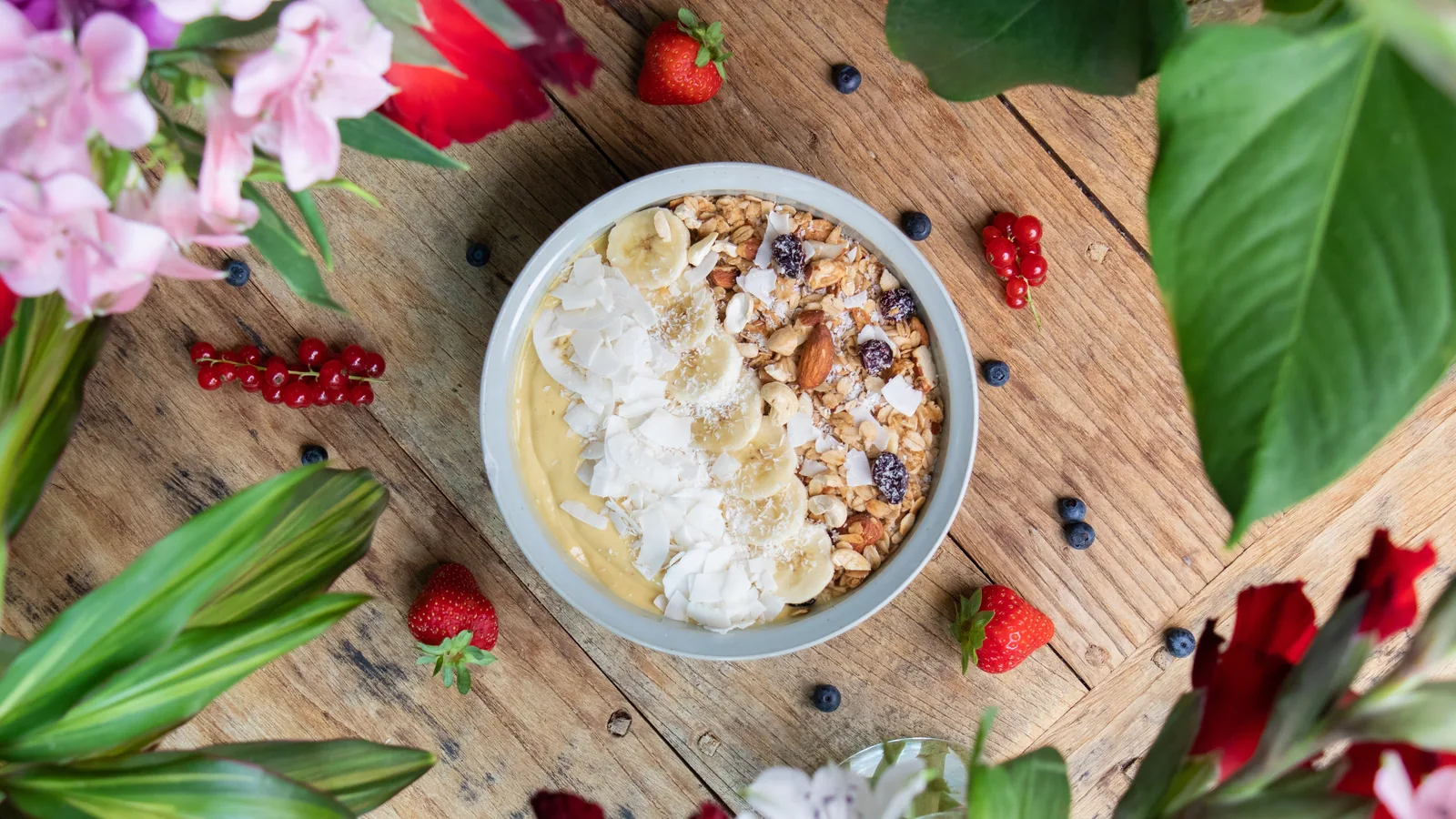 Smoothie-Bowl mit Früchten und Granola von oben fotografiert