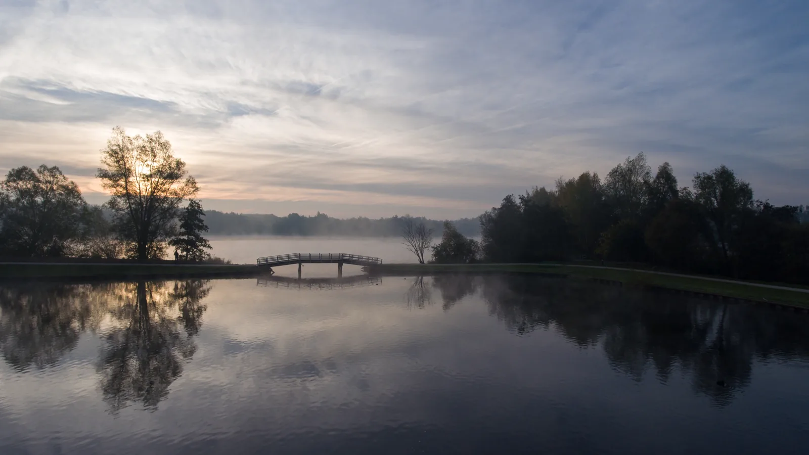 Sonnenaufgang mit Nebel über einem See